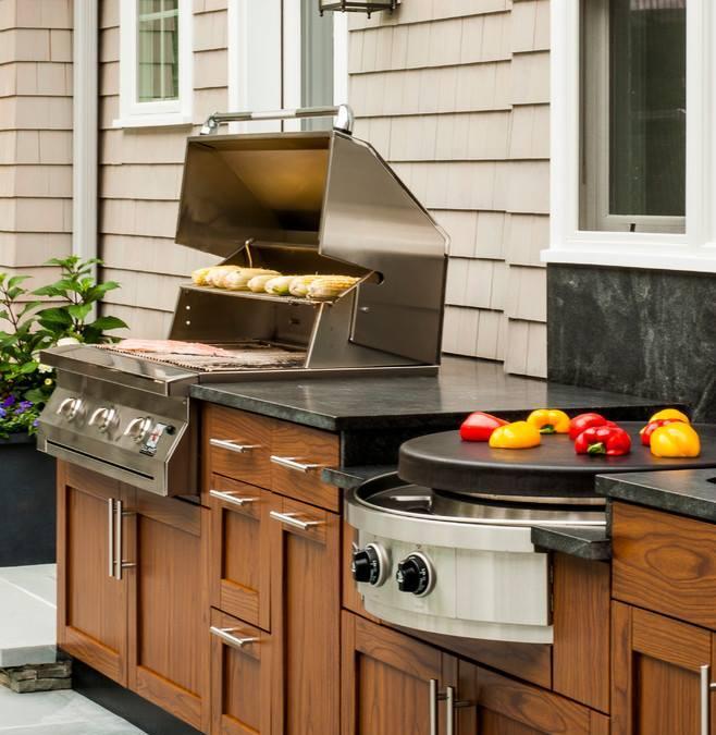 EVO, Affinity made in Usa, a gas, installabile anche built-in nelle cucine in casa e all'aperto, adatto a grandi e continue grigliate, con potenza e rapidità notevoli oltre ad una costante resa termica; basta toccare un tasto e la piastra viene pronta subito per cucinare. Diametro 76,2 cm; la temperatura va da 121 a 288 °C. È dotato di coperchio per cucinare come al forno